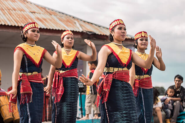 Batak dancing - highlight of sumatra tour package - Indonesia vacation tour packages