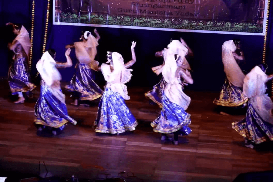Kipas Pakarena Dance Indonesia