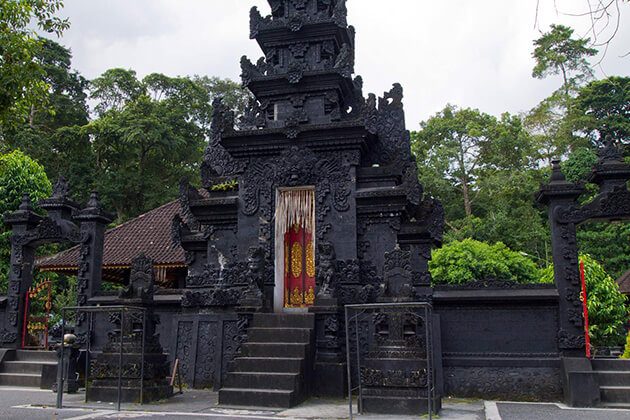 Pengsong Temple - attraction for lombok vacation