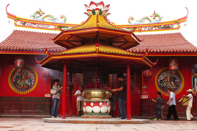 Petak Sembilan Chinese temple - jakarta city tour