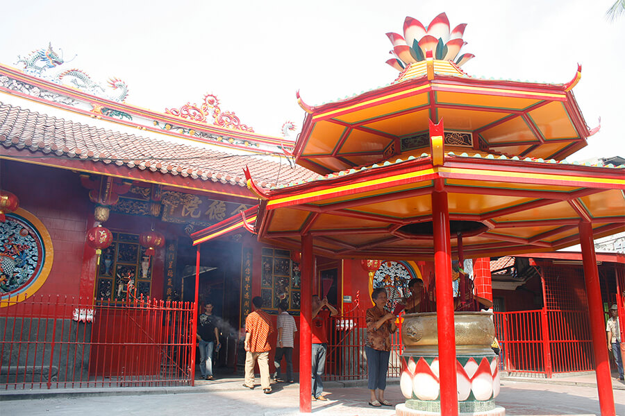 Petak Sembilan Chinese temple - jakarta day trips