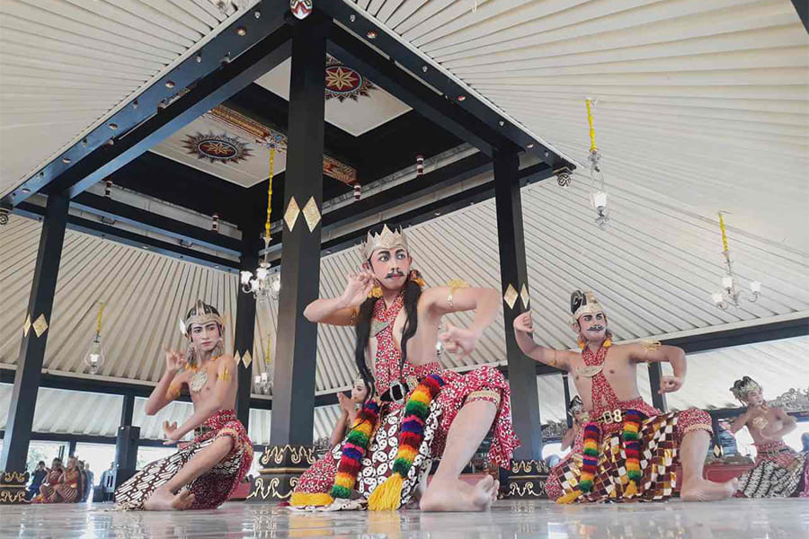 dance-at-keraton-royal-center - indonesia itinerary 10 days
