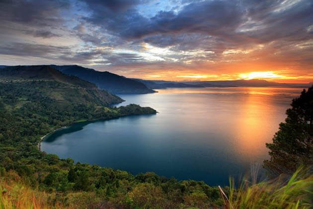 lake toba sunset - great thing to see in medan tour