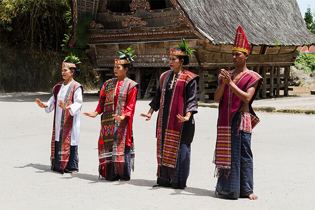 traditional Batak dance - sumatra vacations