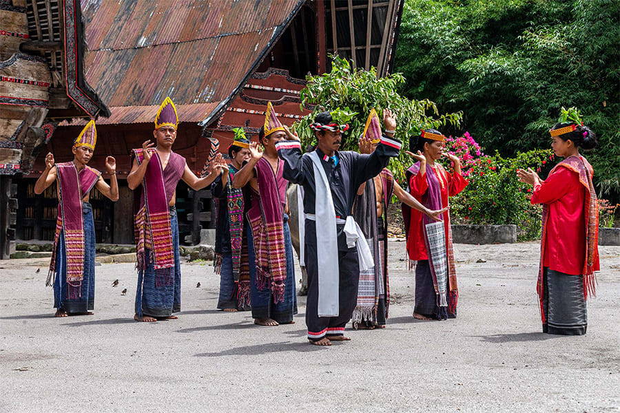 traditional ritual dances of Batak Tribe - tour sumatra indonesia